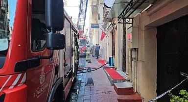 Beyoğlu İstiklal Caddesi'nde iş yerinde korkutan yangın