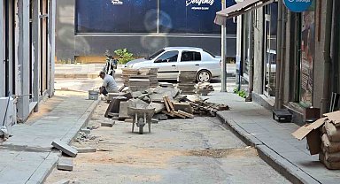 Bilecik'te 1 haftadır bitmeyen kaldırım yapımı esnafı çileden çıkardı