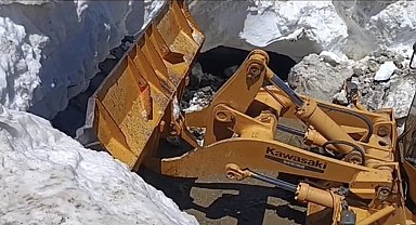 Bingöl'de yazın ortasında kar temizliği