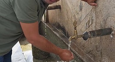 Bolu'da duyarlı vatandaş, hayvanların su içtiği yosunlu çeşmeyi temizledi