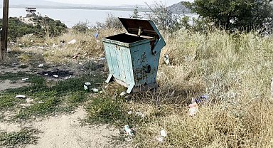 Boş çöp konteynerinin etrafının atıklarla kaplandığını gören profesörden sert tepki