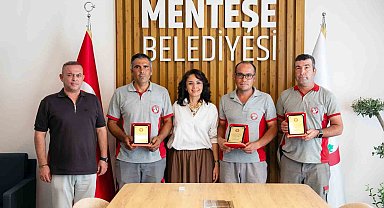 Buldukları çantayı sahibine teslim eden personele Başkan Köksal Aras'tan özendirme primi