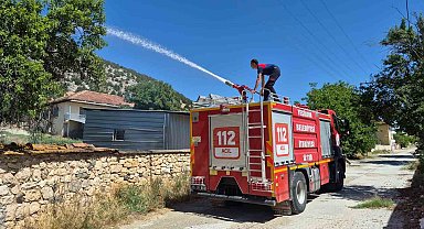 Burdur'da ev bahçesinde çıkan yangın çevreye sıçramadan söndürüldü