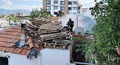 Burhaniye'de yanan evde mahsur kalan vatandaşı itfaiye kurtardı