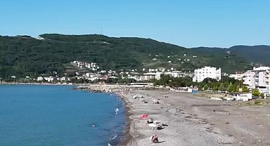 Cide'de selin ardından vatandaşlar sahillerde denize girmeye başladı