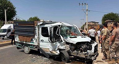 Cizre'de kamyonet ile dolmuş çarpıştı: 1'i çocuk 4 yaralı