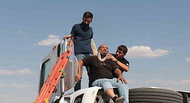 Cizre'de virajı alamayan tır devrildi: 1 yaralı