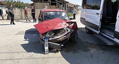 Çorum'da minibüs ile otomobil çarpıştı: 2 yaralı