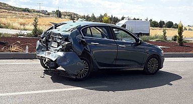 Çorum'da tır ile çarpışan otomobil kullanılmaz hale geldi