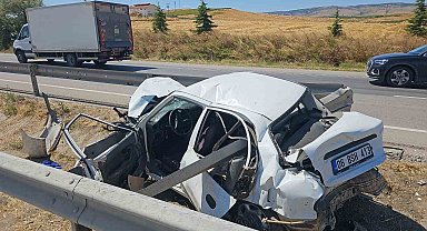 Çorum'da tırla çarpışan otomobil bariyerlere saplandı: 1 yaralı