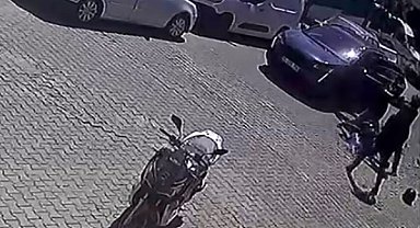 Çukurdan kaçmak için yavaşlayan motosikletliyi böyle darp etti