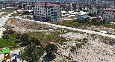 Defne Belediyesi'nin kaçak dökümlere 'Dur' diyememesi, sokakta moloz dağları oluşmasına neden oldu