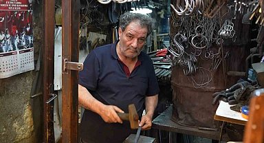 Demir ustalarının zorlu yaz mesaisi devam ediyor