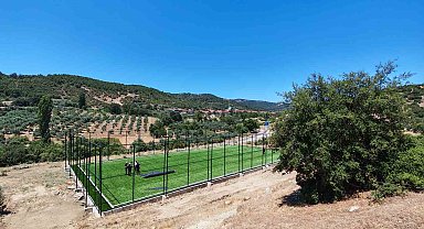 Demirci'de 11 kırsal mahalleye halı saha yatırımı