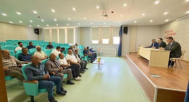 Demirözü'nde muhtarlarla değerlendirme toplantısı yapıldı