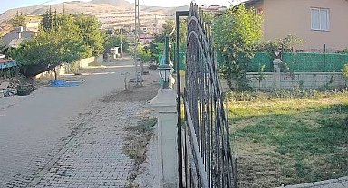 Deprem anı kameralara yansıdı