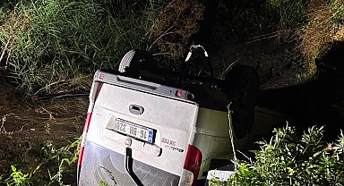 Dereye uçan araçta mahsur kalan sürücüyü, ekipler kurtardı