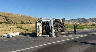 Devrilen tırın sürücüsü yaralandı