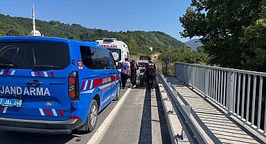 Direksiyon hâkimiyetini kaybeden motosiklet sürücüsü bariyere çarptı: 1 yaralı