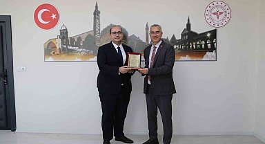 Diyarbakır Sağlık Müdürü Emre Asiltürk'ten Dicle İlçe Sağlık Müdürü Uzm. Dr. Fırat Köse'ye plaket
