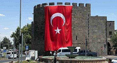 Diyarbakır surlarına dev Türk bayrağı asıldı
