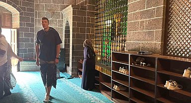 Diyarbakır'da Fransız turistten cami adabı hassasiyeti: Erkek turist bacaklarını tülbentle kapattı