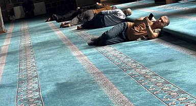 Diyarbakır'da termometreler 40 dereceyi gösterince vatandaşlar soluğu camilerde aldı