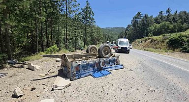 Domaniç'te beton parçaları yüklü traktör vadiye yuvarlandı, sürücüsü yaralandı