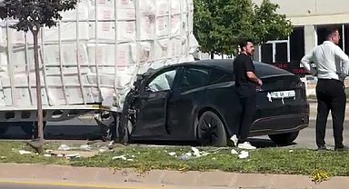 Dorseye çarpan Tesla hurdaya döndü: 1 yaralı