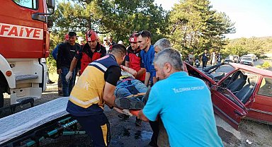 Dursunbey'de trafik kazası: 3 yaralı