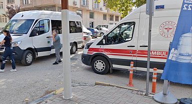 Edirne'de minibüsle çarpışan motosikletli yaralandı: Kaza anı kamerada