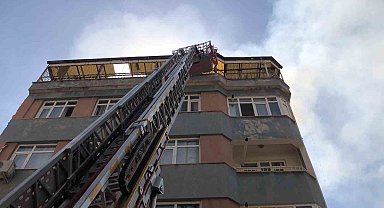 Elazığ'da 5 katlı binanın çatısında yangın: 1 kişi dumandan etkilendi