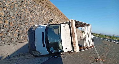Elazığ'da kamyonet yan yattı: 2 yaralı