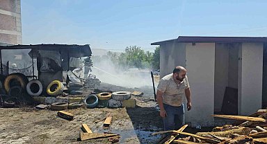 Elazığ'da lastikçide çıkan yangında 4 kişi dumandan etkilendi