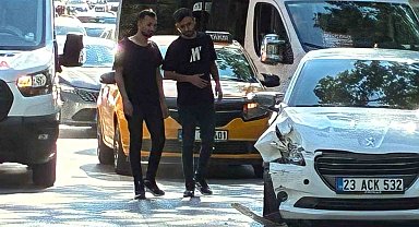 Elazığ'da otomobiller çarpıştı: 2 yaralı