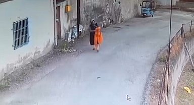 Elektrik direğindeki yatak örtüsünü alıp gitti