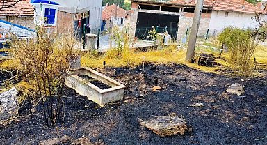 Emet'te mezarlıkta çıkan yangında 10 kabir zarar gördü