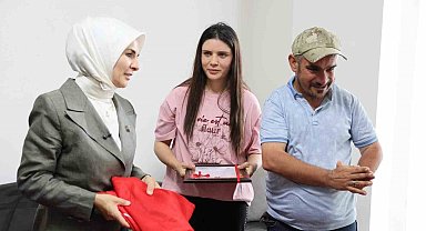 Engelli kardeşlerine ömrünü adayan Çilem'e ev tapusu teslim edildi