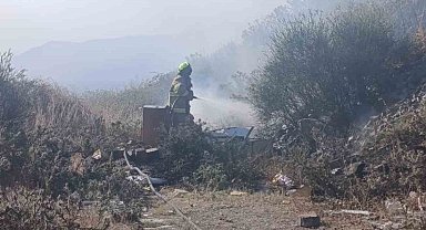 Erdek'te mezarlık girişindeki ot yangını büyümeden söndürüldü