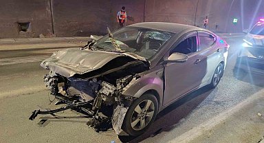 Erkenek Tüneli'nde otomobil kamyona arkadan çarptı: 1 yaralı