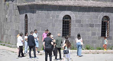 Ermenistanlı gazeteciler Kars'ı Keşfetti: Türkiye-Ermenistan medya değişim programı kapsamında tarih ve kültür turu