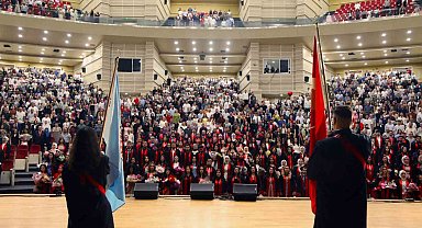 ERÜ Eğitim Fakültesi yeni mezunlarını verdi