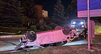 Erzurum'da otomobil refüje çıkıp takla attı: 3 yaralı