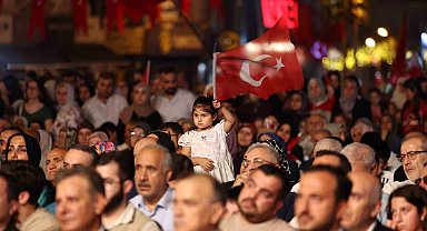Esenler'de 253 metrelik bayrakla 15 Temmuz şehitleri anıldı