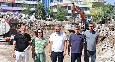 Eski belediye binasının yerine yeni kent meydanı geliyor
