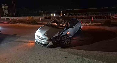 Eskişehir'de alkollü sürücünün kullandığı otomobil orta refüjdeki tabelayı devirdi