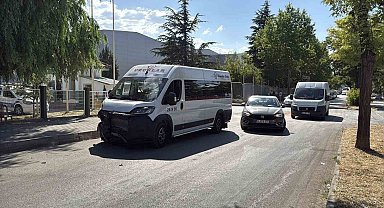 Eskişehir'de işçi servisi ile otomobil çarpıştı: 11 yaralı