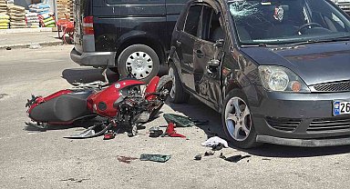 Eskişehir'de manevra yapan otomobile motosiklet yandan çarptı: 1 yaralı