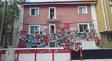 Evinin dış cephesini Kütahya'ya özgü çini tabaklarla kapladı