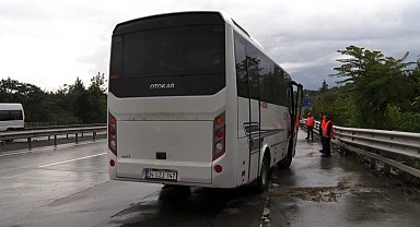 Eyüpsultan'da kontrolden çıkan servis aracı kaza yaptı: 3 yaralı